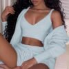 ⁦طقم بيجاما نسائي 3 قطع – بلوزة طويلة الأكمام، توب قصير، وشورت برباط⁩ - الصورة ⁦6⁩
